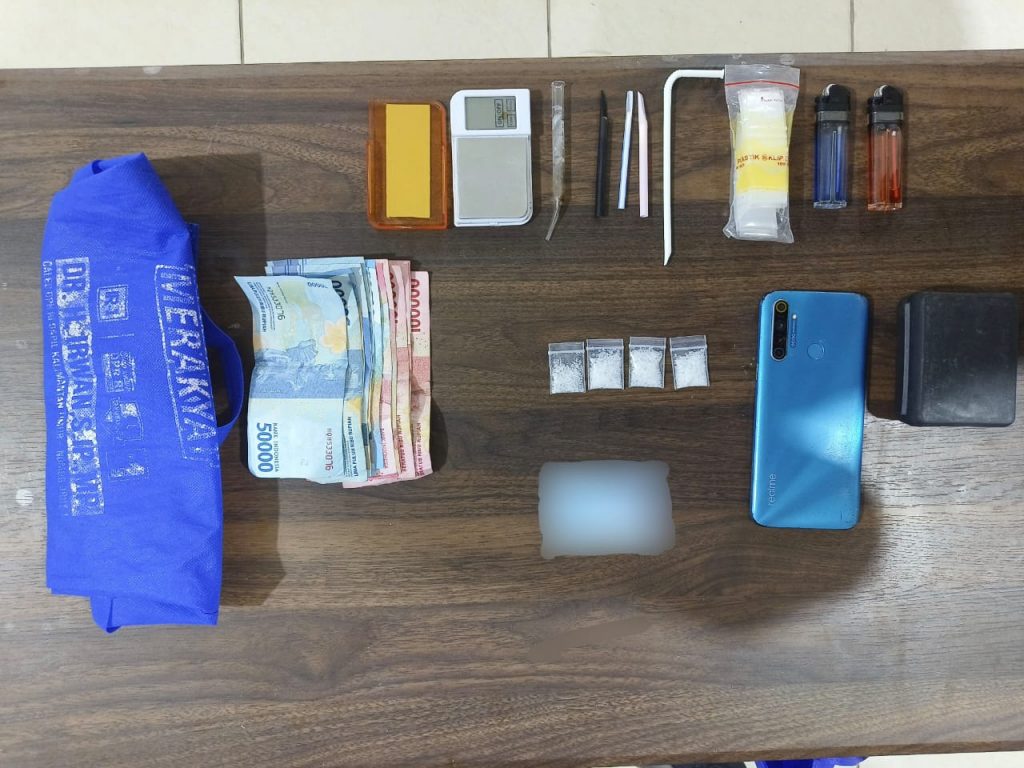 Petugas Satresnarkoba Polres Kutai Kartanegara mengamankan sejumlah barang bukti dalam pengungkapan kasus narkotika di Loa Ipuh, Selasa malam (28/10/2025).