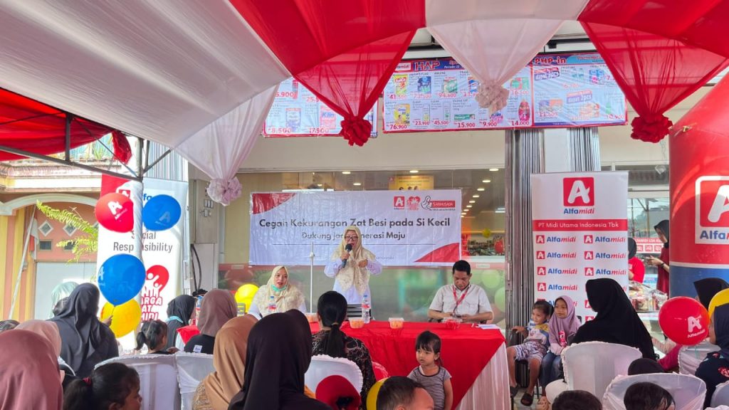 Bidan Puskesmas Loa Kulu memberikan edukasi tentang pentingnya zat besi bagi tumbuh kembang balita dalam kegiatan yang digelar Alfamidi Samarinda, Rabu (24/9/2025).