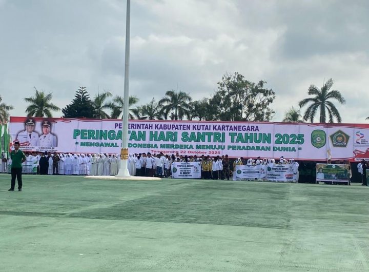 Suasana khidmat upacara peringatan Hari Santri Nasional 2025 di Lapangan Kantor Bupati Kukar, Rabu (22/10/2025).