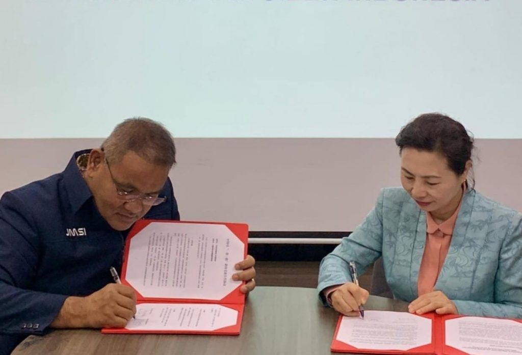 Ketua Umum JMSI Teguh Santosa dan Sekretaris Eksekutif ACJA Wu Xu menandatangani MoU kerja sama media di Gedung VOI Media, Jakarta, Selasa (28/10/2025).