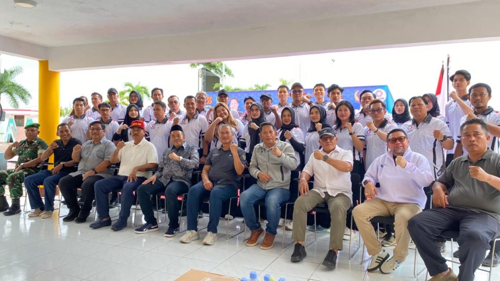 Ketua DPRD Kukar Ahmad Yani bersama sejumlah tokoh olahraga dan pejabat daerah menghadiri pelantikan pengurus Akuatik Kukar masa bakti 2025–2029 di Kolam Renang Junjung Buyah, Stadion Rondong Demang, Tenggarong, Minggu (26/10/2025).