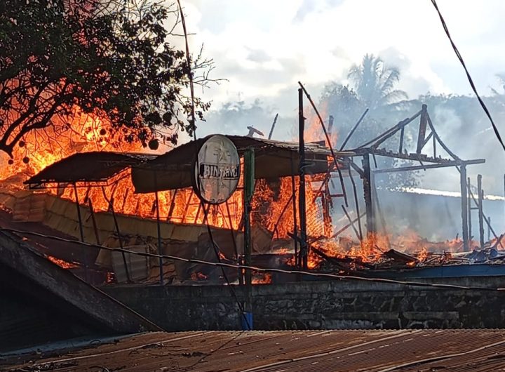 Kebakaran hebat melanda kawasan permukiman di Desa Bangun Rejo, RT 30 Simpang Kitadin, Kecamatan Tenggarong Seberang, Sabtu siang (25/10/2025).
