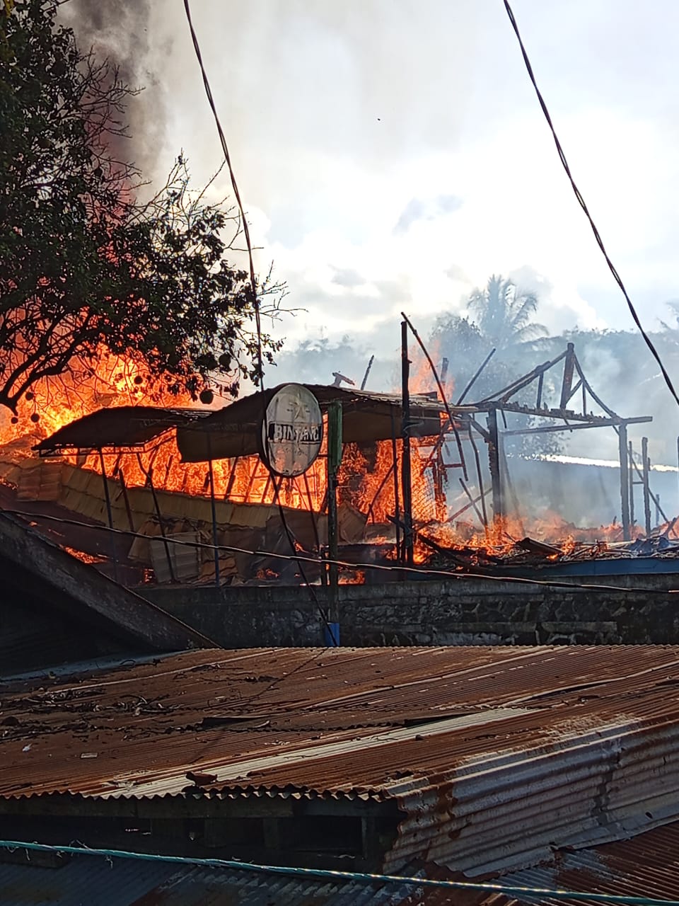 Kebakaran hebat melanda kawasan permukiman di Desa Bangun Rejo, RT 30 Simpang Kitadin, Kecamatan Tenggarong Seberang, Sabtu siang (25/10/2025).