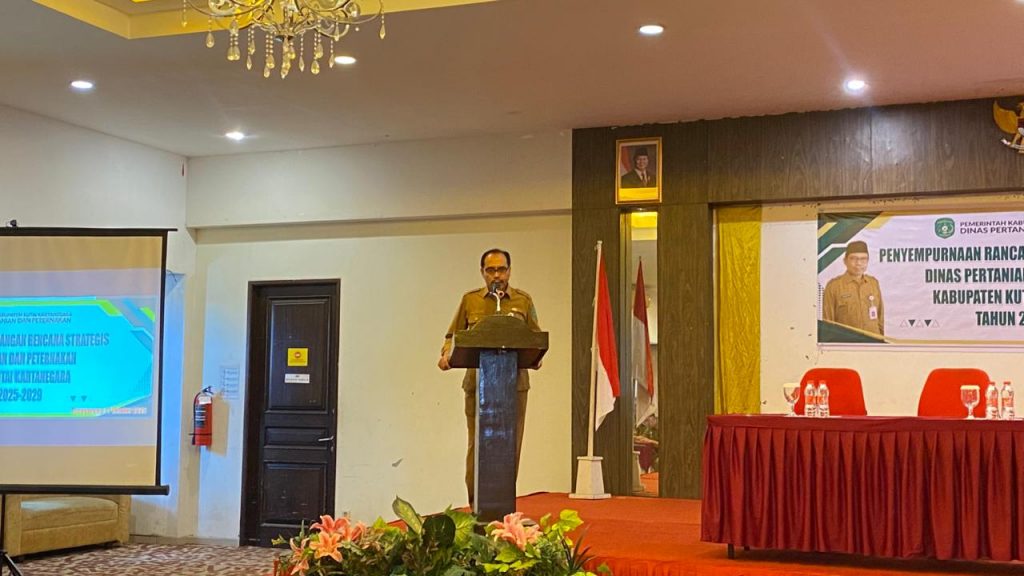 Kepala Dinas Peternakan dan Kesehatan Hewan Kutai Kartanegara Muhammad Taufik memberikan sambutan dalam kegiatan Distanak Kukar di Tenggarong pada 27 Oktober 2025.