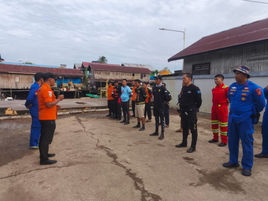 Tim SAR gabungan melakukan briefing sebelum melanjutkan pencarian empat korban KM Mina Maritim 148 yang tenggelam di Perairan Talisayan, Kabupaten Berau, Kamis (30/10/2025).