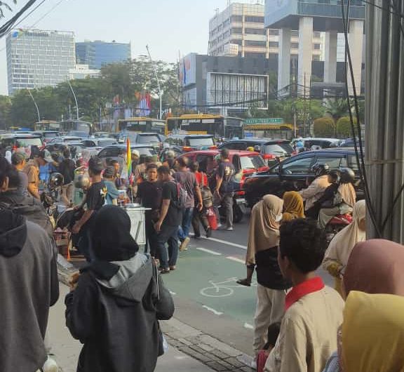 Kepadatan arus lalu lintas di sekitar Monas, Jakarta Pusat, saat perayaan HUT ke-80 TNI pada Minggu 5 Oktober 2025.