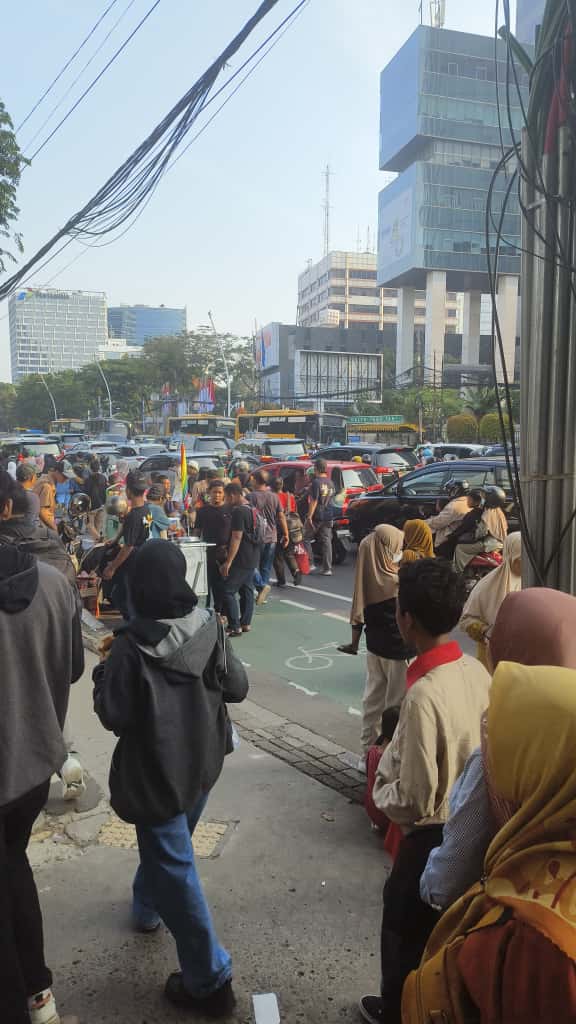 Kepadatan arus lalu lintas di sekitar Monas, Jakarta Pusat, saat perayaan HUT ke-80 TNI pada Minggu 5 Oktober 2025.
