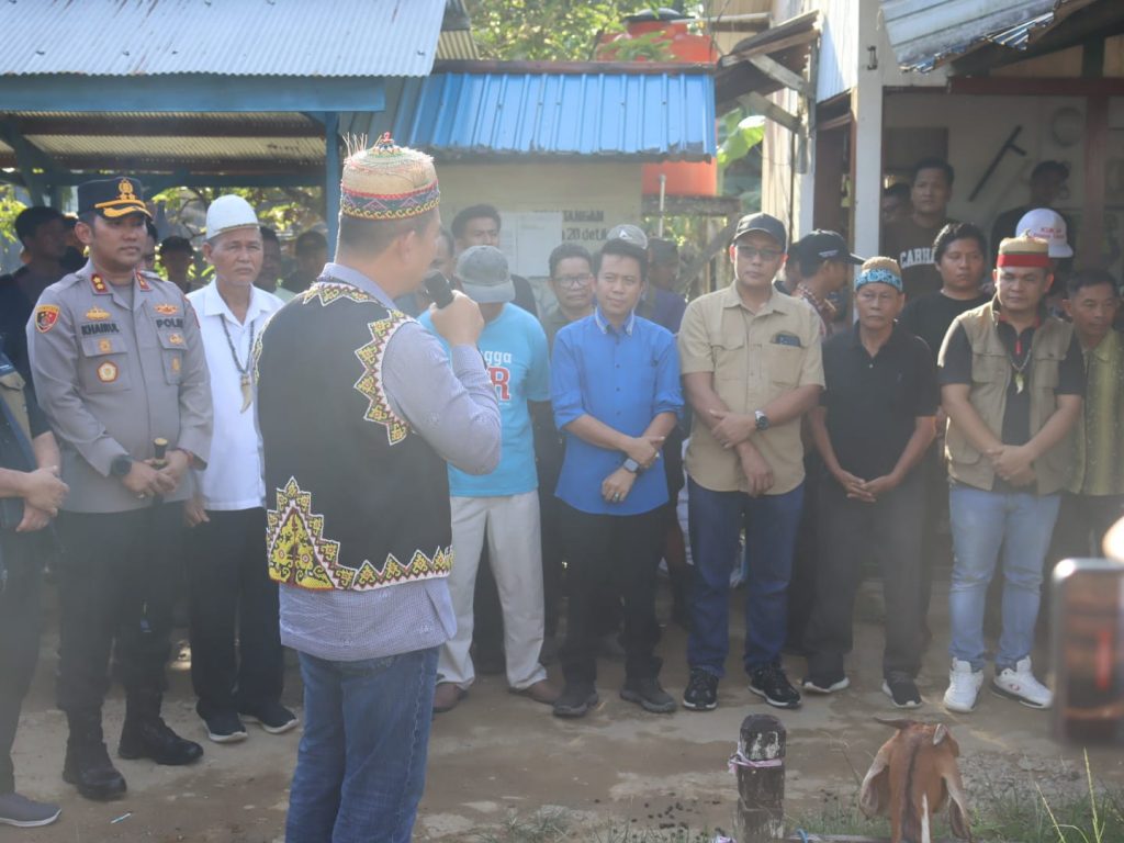 Prosesi pembukaan portal PT Budi Duta Agro Makmur di Kelurahan Jahab berlangsung khidmat, dihadiri perwakilan masyarakat, tokoh adat, dan pihak perusahaan.