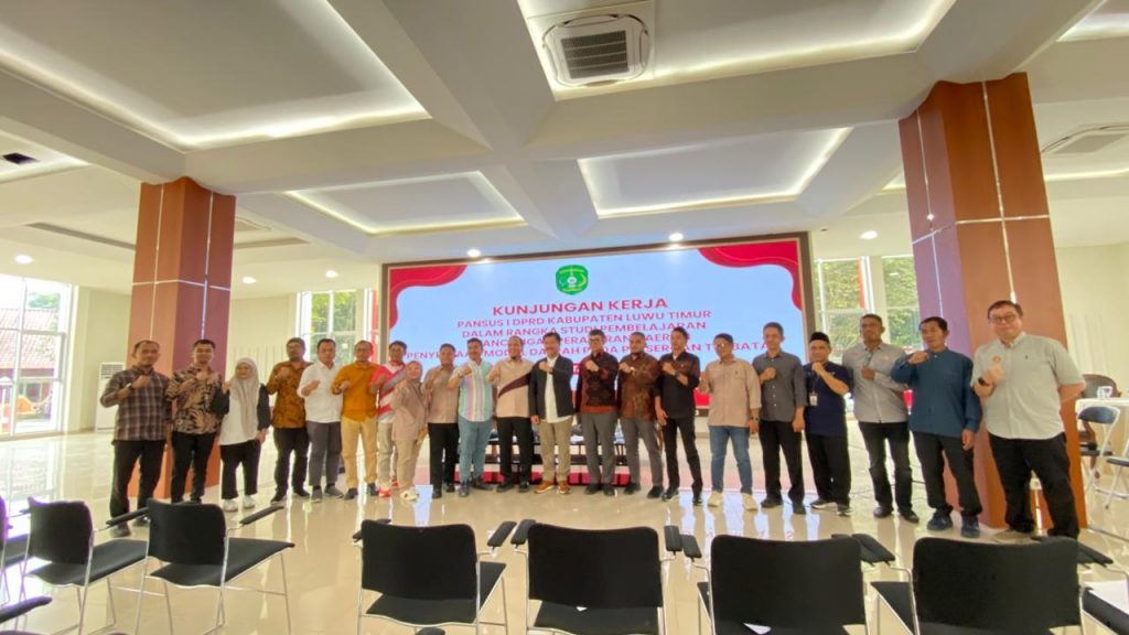 Bupati Kutai Kartanegara dan Pansus I DPRD Luwu Timur berfoto bersama seusai pertemuan pembelajaran tata kelola BUMD di Kantor Bupati Kukar, Tenggarong, Jumat 24 Oktober 2026.