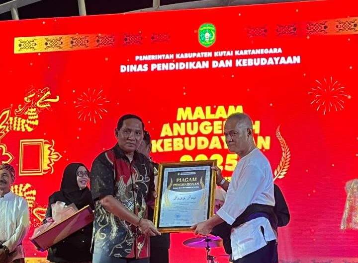 Zairin Zain, petugas Lapas Kelas IIA Tenggarong, menerima penghargaan pada malam Anugerah Kebudayaan 2025 di Taman Tanjong Tenggarong, Jumat (24/10/2025).
