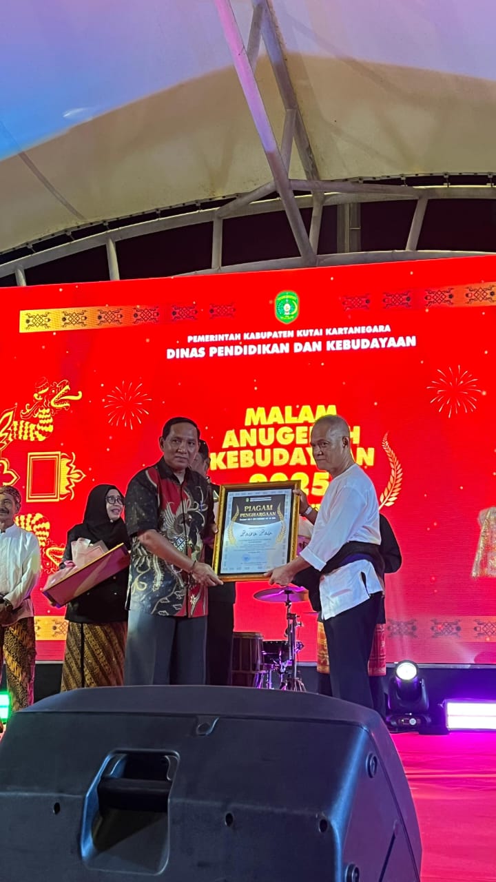 Zairin Zain, petugas Lapas Kelas IIA Tenggarong, menerima penghargaan pada malam Anugerah Kebudayaan 2025 di Taman Tanjong Tenggarong, Jumat (24/10/2025).