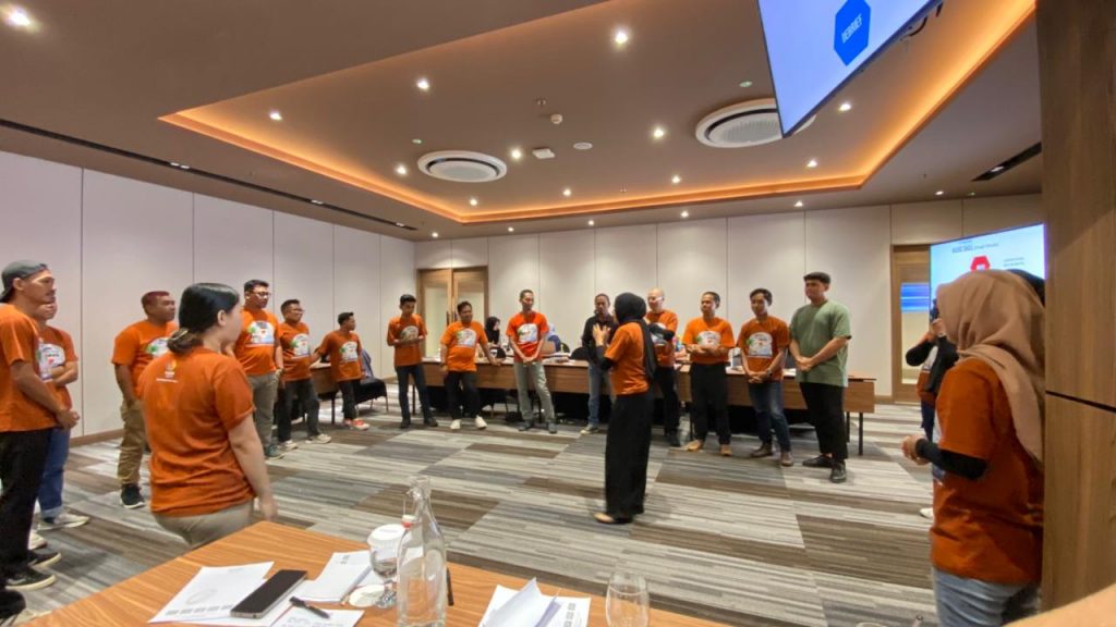 Lucky Anisa, Ketua Pokdarwis Mentari Bukit Mahoni, menyampaikan pentingnya nilai sadar wisata dalam pelatihan pemandu outbound di Samarinda.