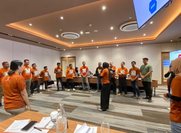 Lucky Anisa, Ketua Pokdarwis Mentari Bukit Mahoni, menyampaikan pentingnya nilai sadar wisata dalam pelatihan pemandu outbound di Samarinda.