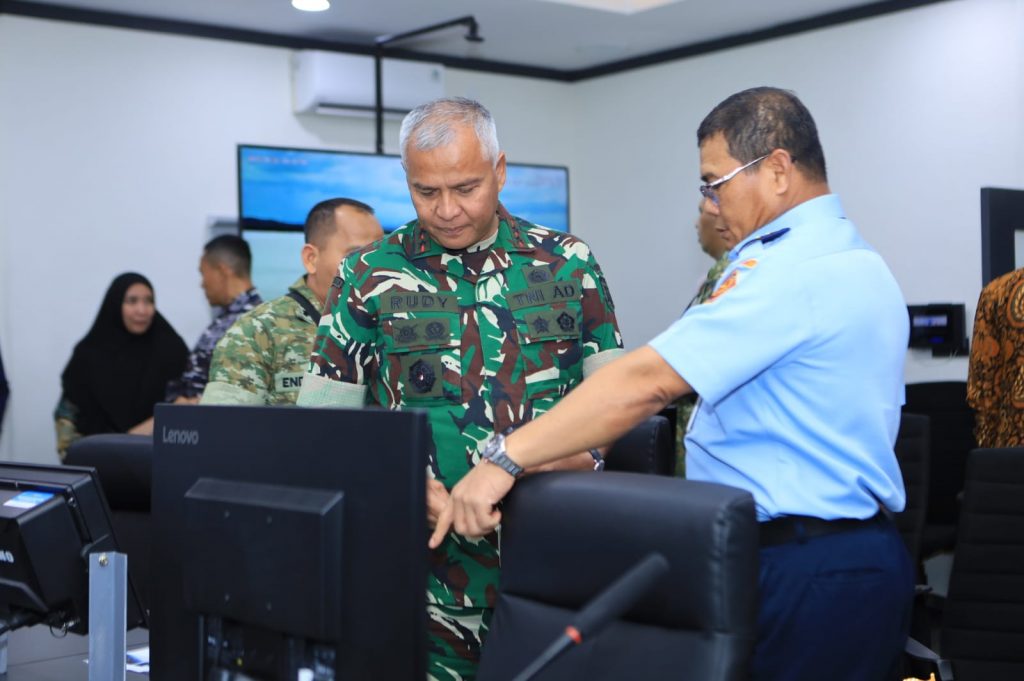 Pangdam VI/Mulawarman Mayjen TNI Rudy Rachmat Nugraha menghadiri kegiatan Uji Fungsi Maritime Command Center (MCC) Pusinfomar TNI TA 2025 di Posko Pengamanan Jalur Logistik Laut IKN, Lanal Balikpapan, Rabu (22/10/2025).