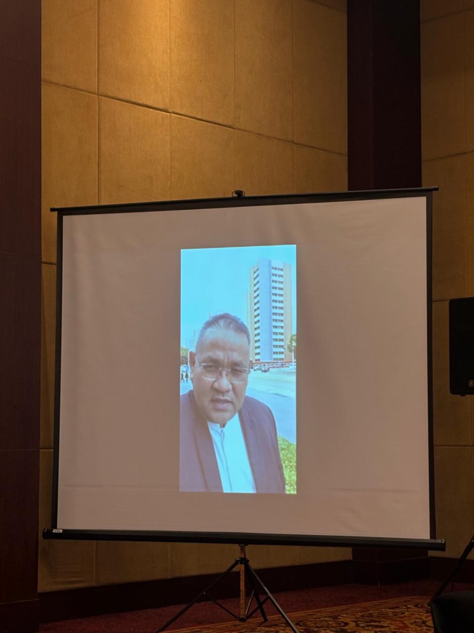 Ketua Umum Jaringan Media Siber Indonesia (JMSI) Pusat, Teguh Santosa, menyampaikan ucapan selamat kepada JMSI Kalimantan Timur melalui video dari Pyongyang, Korea Utara.