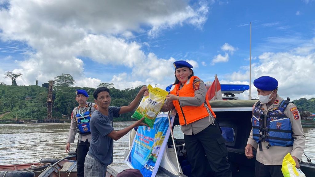 Personel Satpolairud Polresta Samarinda melayani warga dalam kegiatan Gerakan Pangan Murah di Loa Buah, Kecamatan Sungai Kunjang.
