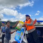 Personel Satpolairud Polresta Samarinda melayani warga dalam kegiatan Gerakan Pangan Murah di Loa Buah, Kecamatan Sungai Kunjang.