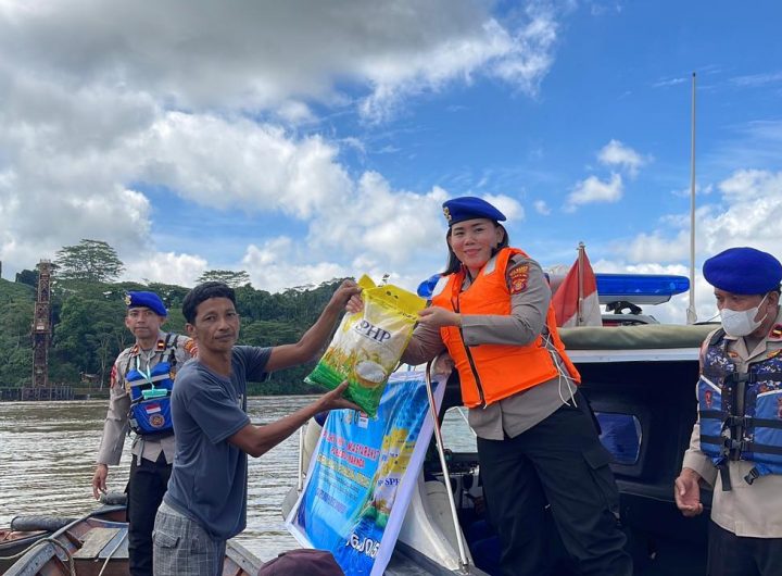 Personel Satpolairud Polresta Samarinda melayani warga dalam kegiatan Gerakan Pangan Murah di Loa Buah, Kecamatan Sungai Kunjang.