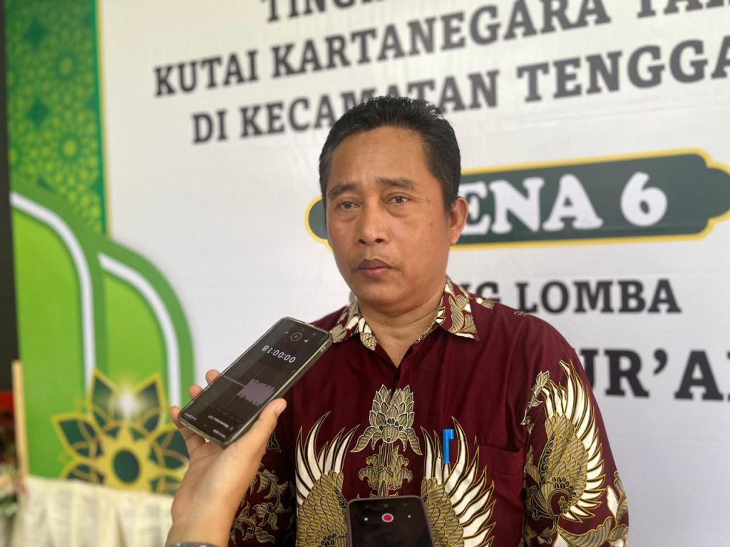 Ketua Panitia MTQ ke-46 sekaligus Camat Tenggarong, Sukono, memastikan seluruh peserta dari 20 kecamatan di Kukar telah tiba dan menjalani proses verifikasi.
