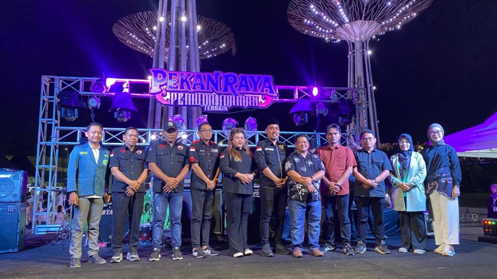 Suasana meriah Pekan Raya Pemuda Idaman Terbaik dalam rangka peringatan Hari Sumpah Pemuda ke-97 di Taman Kota Raja Tenggarong, Selasa 21 Oktober 2025 malam.