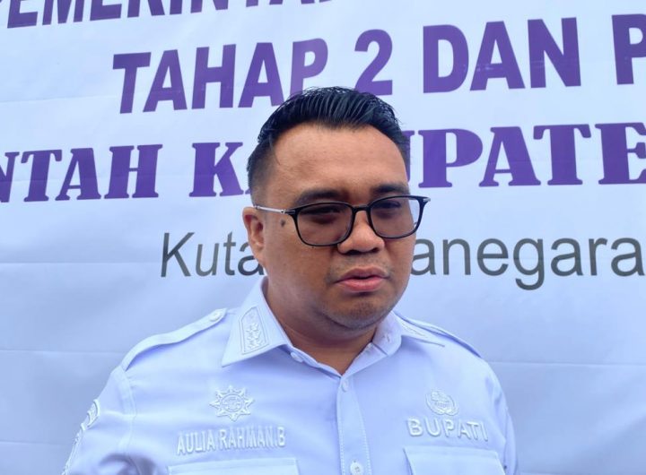 Bupati Kutai Kartanegara, dr. Aulia Rahman Basri.