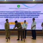 Wakil Bupati Kukar bersama perwakilan BPKP Kaltim menandatangani Rencana Aksi Kolaboratif Pengendalian Korupsi 2025 di Pendopo Wakil Bupati Tenggarong, Senin (6/10/2025).