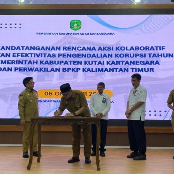 Wakil Bupati Kukar bersama perwakilan BPKP Kaltim menandatangani Rencana Aksi Kolaboratif Pengendalian Korupsi 2025 di Pendopo Wakil Bupati Tenggarong, Senin (6/10/2025).