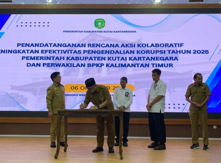 Wakil Bupati Kukar bersama perwakilan BPKP Kaltim menandatangani Rencana Aksi Kolaboratif Pengendalian Korupsi 2025 di Pendopo Wakil Bupati Tenggarong, Senin (6/10/2025).