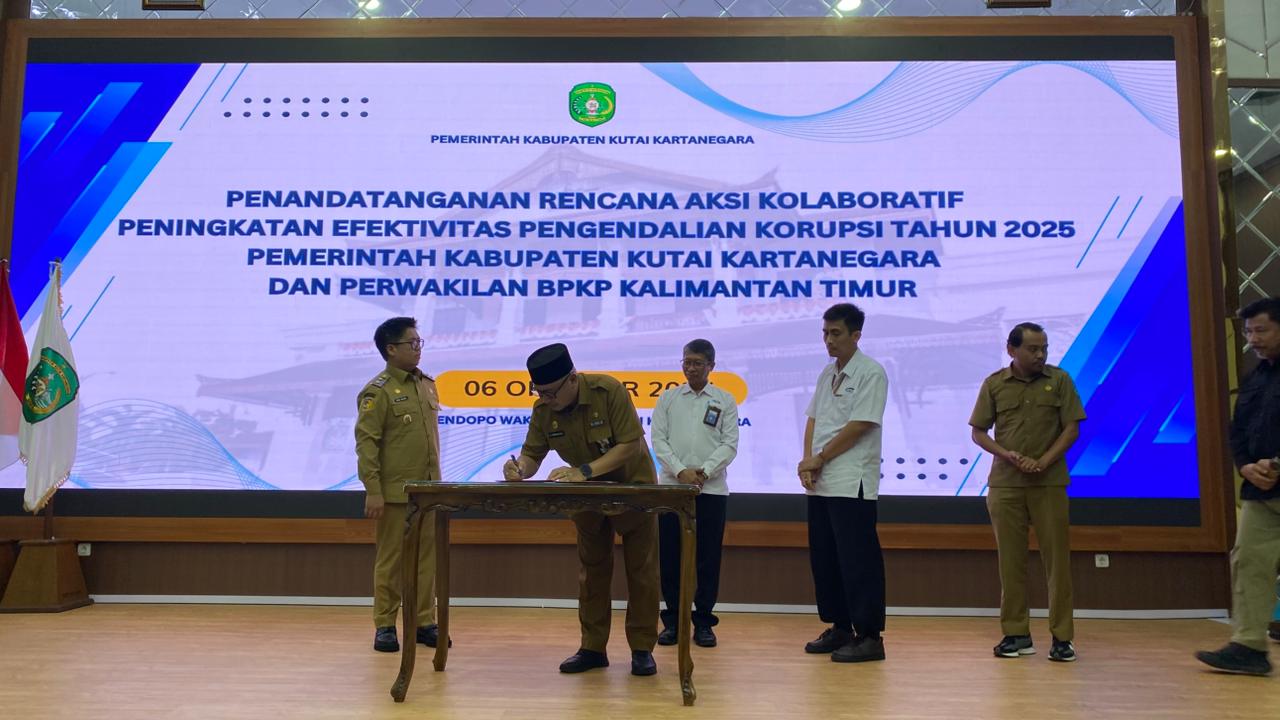Wakil Bupati Kukar bersama perwakilan BPKP Kaltim menandatangani Rencana Aksi Kolaboratif Pengendalian Korupsi 2025 di Pendopo Wakil Bupati Tenggarong, Senin (6/10/2025).