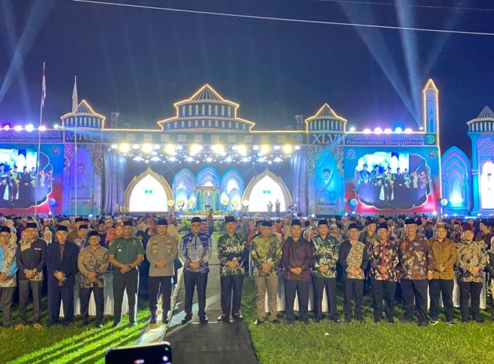 Suasana penutupan Musabaqah Tilawatil Qur’an (MTQ) ke-46 tingkat Kabupaten Kutai Kartanegara di Stadion Rondong Demang, Tenggarong, Kamis (30/10/2025) malam.