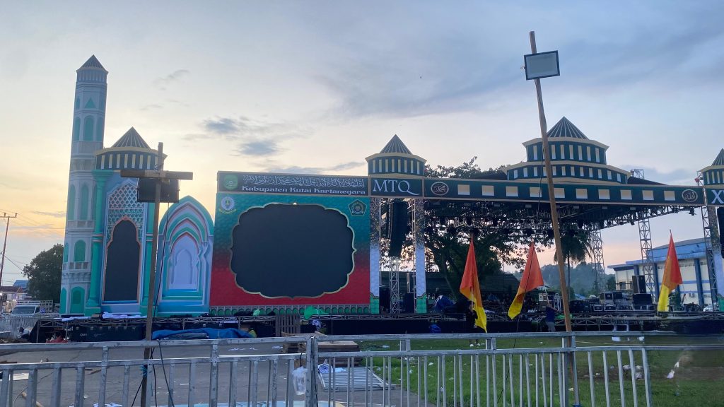 Persiapan MTQ ke-46 tingkat Kabupaten Kukar di Kecamatan Tenggarong hampir rampung. Pembangunan panggung utama sudah mencapai 60 persen per Selasa (21/10/2025).