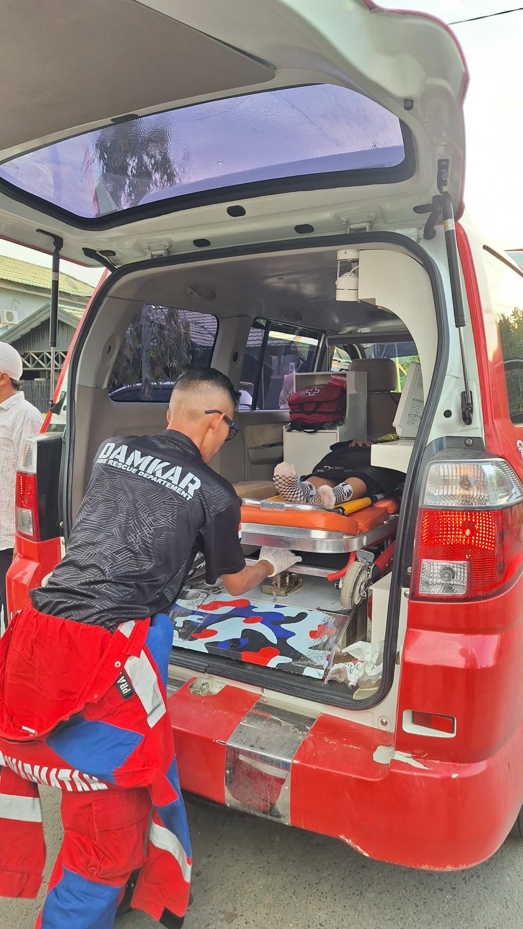 Petugas Damkarmatan Kukar mengevakuasi korban kecelakaan di Jalan Arwana, Tenggarong, Sabtu (18/10/2025) sore.
