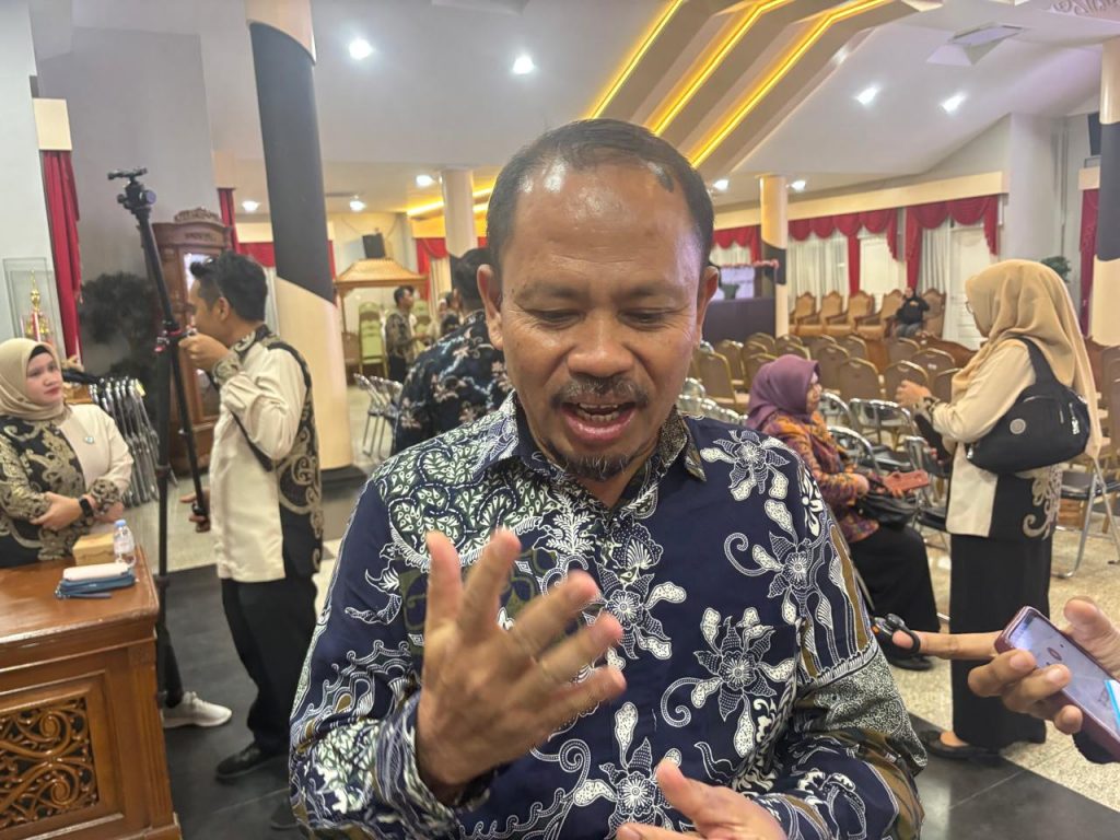 Plt. Sekretaris Disdikbud Kutai Kartanegara, Pujianto, saat memberikan penjelasan mengenai pencairan insentif guru negeri di Kukar.