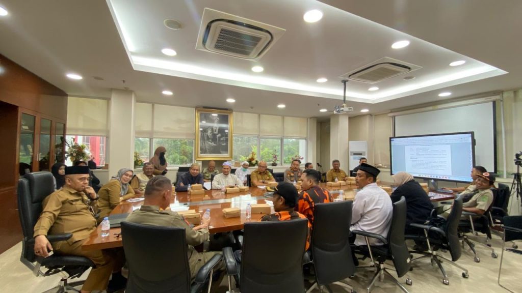Habib Aulia bin Yahya dan pejabat Pemkab Kutai Kartanegara membahas persiapan Kukar Bersholawat Jilid 4 dalam rapat di ruang Sekretaris Daerah Kukar, Senin (6/10/2025).