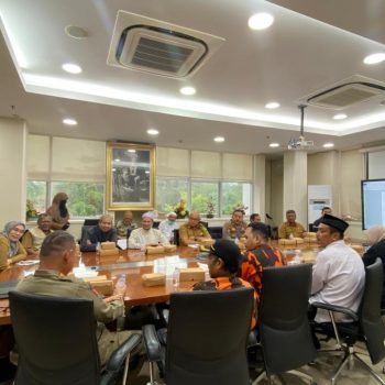 Habib Aulia bin Yahya dan pejabat Pemkab Kutai Kartanegara membahas persiapan Kukar Bersholawat Jilid 4 dalam rapat di ruang Sekretaris Daerah Kukar, Senin (6/10/2025).