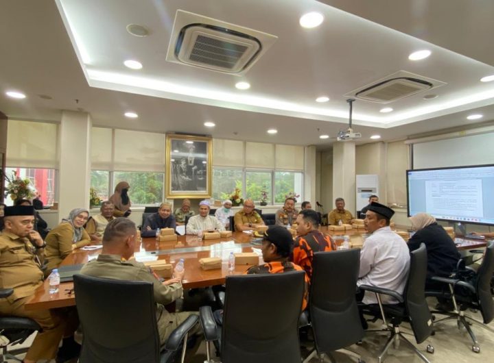 Habib Aulia bin Yahya dan pejabat Pemkab Kutai Kartanegara membahas persiapan Kukar Bersholawat Jilid 4 dalam rapat di ruang Sekretaris Daerah Kukar, Senin (6/10/2025).