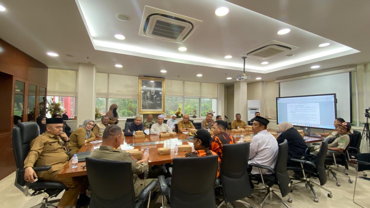 Habib Aulia bin Yahya dan pejabat Pemkab Kutai Kartanegara membahas persiapan Kukar Bersholawat Jilid 4 dalam rapat di ruang Sekretaris Daerah Kukar, Senin (6/10/2025).