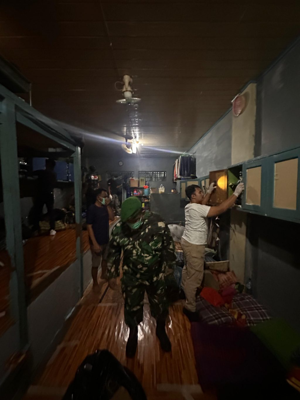 Petugas gabungan dari Lapas Tenggarong bersama unsur TNI dan Polri melaksanakan razia kamar hunian, Sabtu malam (25/10/2025).