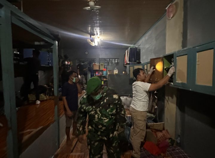 Petugas gabungan dari Lapas Tenggarong bersama unsur TNI dan Polri melaksanakan razia kamar hunian, Sabtu malam (25/10/2025).