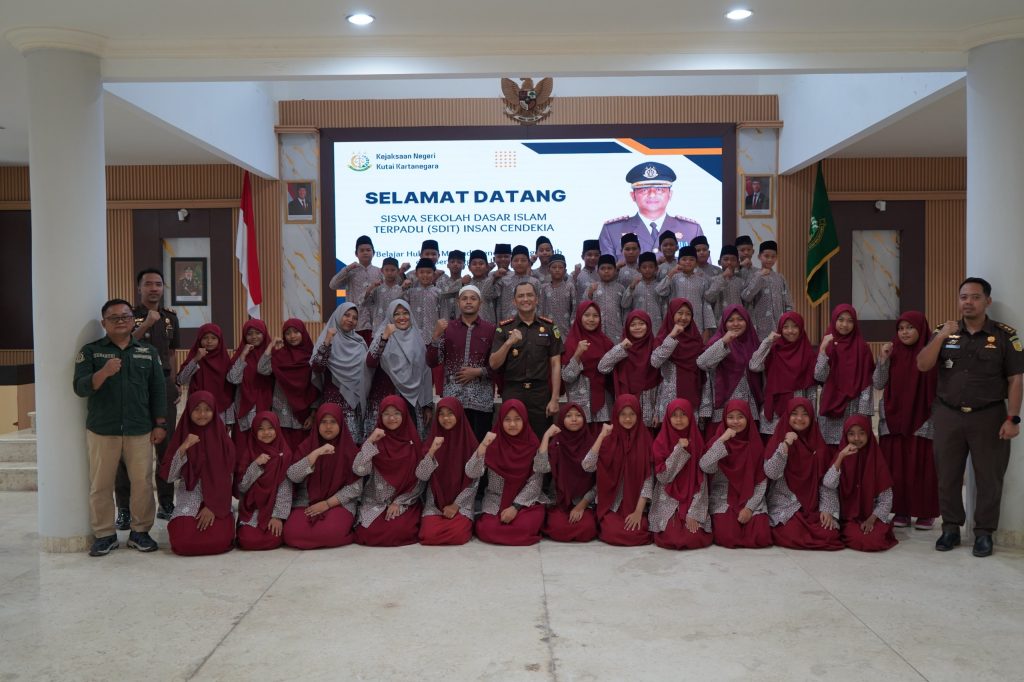 Suasana kunjungan edukatif siswa SDIT Insan Cendekia Tenggarong Seberang ke Kejaksaan Negeri Kutai Kartanegara (Kejari Kukar), Rabu (15/10/2025).