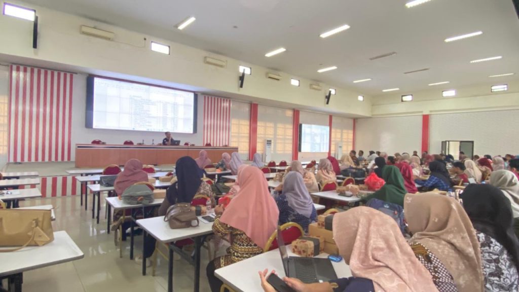 Peserta mengikuti sosialisasi penyaluran Dana BOSKAP 2025 yang digelar Dinas Pendidikan dan Kebudayaan Kutai Kartanegara di Gedung Serbaguna Disdikbud Kukar, Jumat (10/10/2025).