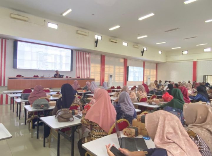 Peserta mengikuti sosialisasi penyaluran Dana BOSKAP 2025 yang digelar Dinas Pendidikan dan Kebudayaan Kutai Kartanegara di Gedung Serbaguna Disdikbud Kukar, Jumat (10/10/2025).