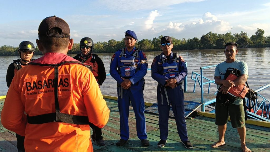 Tim SAR Berau melakukan pencarian ABK kapal TB SPAJ 032 yang hilang di perairan Muara Sungai Suaran, Berau.