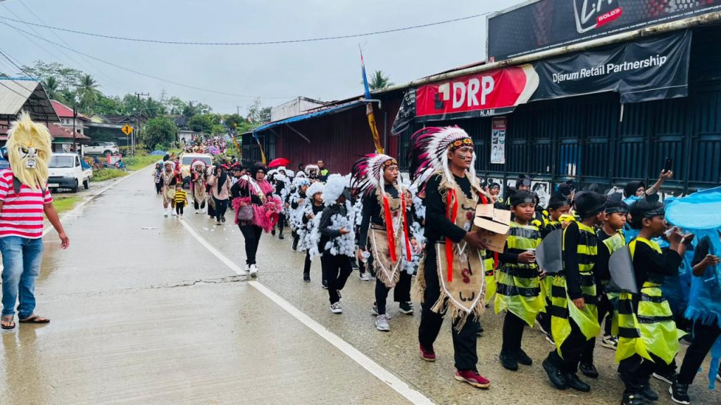 Antusiasme warga terlihat saat perayaan Hari Jadi ke-43 Desa Margahayu di Kecamatan Loa Kulu, Kabupaten Kutai Kartanegara.