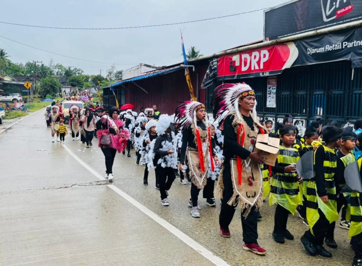 Antusiasme warga terlihat saat perayaan Hari Jadi ke-43 Desa Margahayu di Kecamatan Loa Kulu, Kabupaten Kutai Kartanegara.
