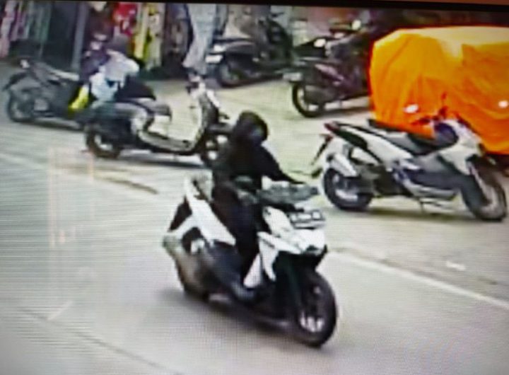 Tangkapan layar rekaman CCTV memperlihatkan pelaku mengendarai sepeda motor saat melarikan diri dari lokasi kejadian.
