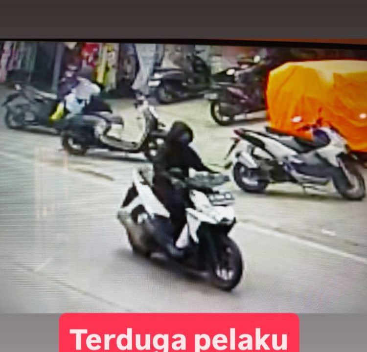 Tangkapan layar rekaman CCTV memperlihatkan pelaku mengendarai sepeda motor saat melarikan diri dari lokasi kejadian.