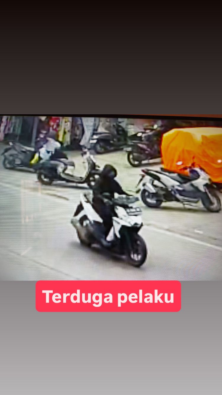 Tangkapan layar rekaman CCTV memperlihatkan pelaku mengendarai sepeda motor saat melarikan diri dari lokasi kejadian.