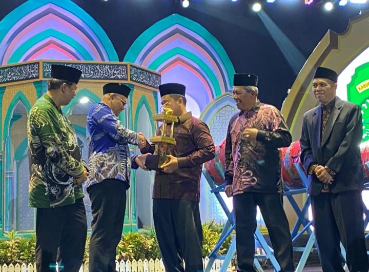 Kecamatan Tenggarong resmi dinobatkan sebagai juara umum pada MTQ ke-46 tingkat Kabupaten Kutai Kartanegara yang digelar di Stadion Rondong Demang, Kamis (30/10/2025) malam.