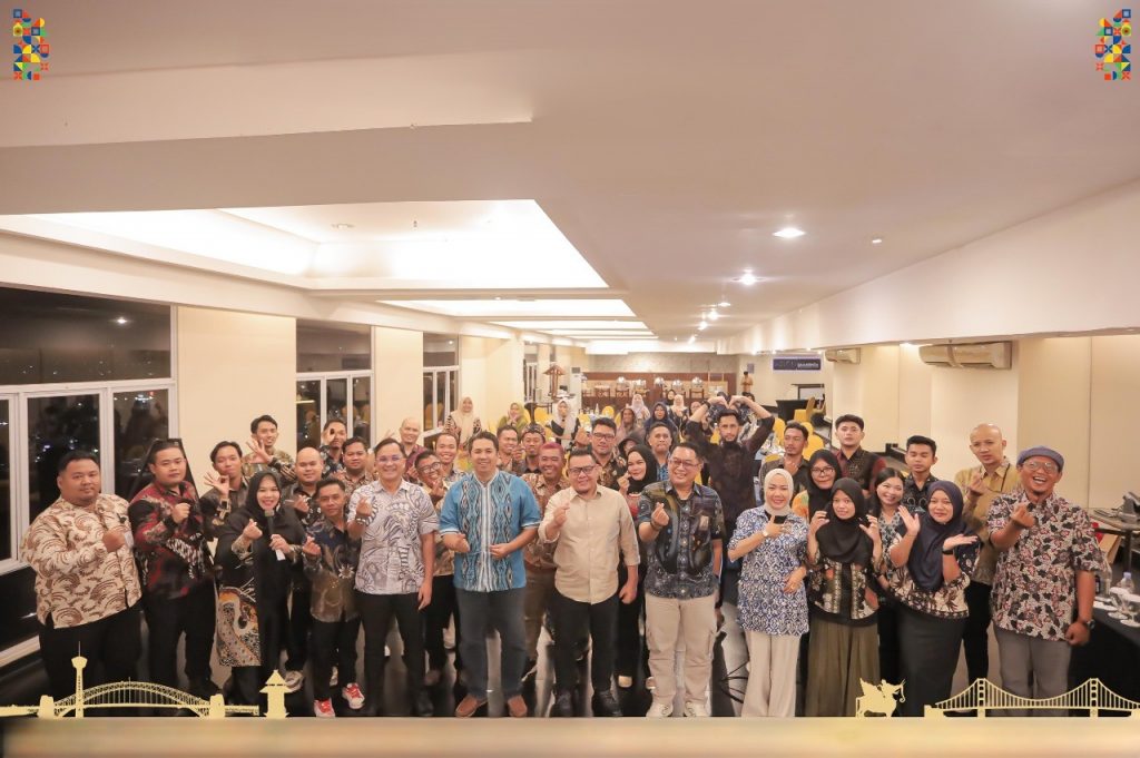 Plt. Kepala Dispar Kukar, Arianto, memberikan sambutan pada pembukaan pelatihan kepemanduan outbound di Hotel Aston Samarinda